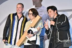 プレゼントを受け取った観客が、ブラッド・ピット＆中尾明慶と３ショット 『F1®︎／エフワン』舞台挨拶にて © cula