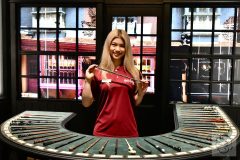 ワンドコーナー、スタッフさんのお気に入りはシリウス・ブラックの杖!「ハリー・ポッター ショップ 原宿」にて©cula ワンドコーナー、スタッフさんのお気に入りはシリウス・ブラックの杖!「ハリー・ポッター ショップ 原宿」にて©cula