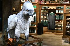 バックビークとスリザリングッズ、「ハリー・ポッター ショップ 原宿」にて©cula バックビークとスリザリングッズ、「ハリー・ポッター ショップ 原宿」にて©cula