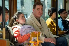 ゴーマン シャノン 眞陽、ブレンダン・フレイザー、 『レンタル・ファミリー』より ©2025 Searchlight Pictures. All Rights Reserved.