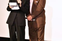 通訳の後ろに潜むジョニー・デップ、『モディリアーニ!』ジャパンプレミアにて © cula 通訳の後ろに潜むジョニー・デップ、『モディリアーニ!』ジャパンプレミアにて © cula