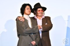 ジョニー・デップ&赤西仁、『モディリアーニ!』ジャパンプレミアにて ©︎ Modi Productions Limited 2024 ジョニー・デップ&赤西仁、『モディリアーニ!』ジャパンプレミアにて ©︎ Modi Productions Limited 2024