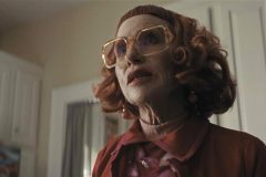 「電話が鳴らない生活」から75歳でアカデミー賞へ―エイミー・マディガン、ホラー映画『WEAPONS』で60年ぶりの歴史を塗り替える