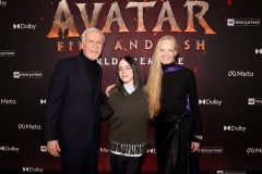 （左から）ジェームズ・キャメロン、ビリー・アイリッシュ、スージー・エイミス（キャメロンの妻）、『アバター：ファイヤー・アンド・アッシュ』ワールドプレミアにて © 2025 20th Century Studios. All Rights Reserved.