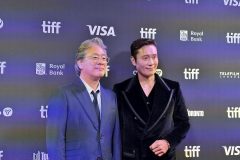 パク・チャヌク監督＆イ・ビョンホン、『しあわせな選択』トロント国際映画祭にて ©2025 CJ ENM Co., Ltd., MOHO FILM ALL RIGHTS RESERVED