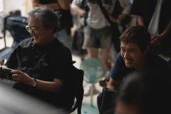 パク・チャヌク監督＆イ・ビョンホン、『しあわせな選択』撮影現場にて ©2025 CJ ENM Co., Ltd., MOHO FILM ALL RIGHTS RESERVED