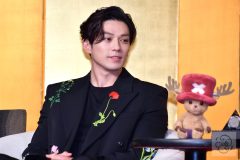 新田真剣佑、『ONE PIECE』シーズン2 来日記者会見にて © cula Netflix『ONE PIECE』シーズン2キャスト来日-イニャキ・ゴドイ、新田真剣佑ら麦わらの一味5人が日本集結、新章の意気込み語る【会見レポート】