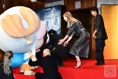 ステージに上がるチョッパーを手伝うクルーたち © cula Netflix『ONE PIECE』シーズン2キャスト来日-イニャキ・ゴドイ、新田真剣佑ら麦わらの一味5人が日本集結、新章の意気込み語る【会見レポート】