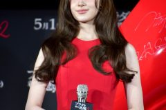 TWICE SANA TWICEのMOMO&SANA、『プラダを着た悪魔2』ジャパンアンバサダー就任!「光栄」レッドドレスで魅了【フォトレポート】